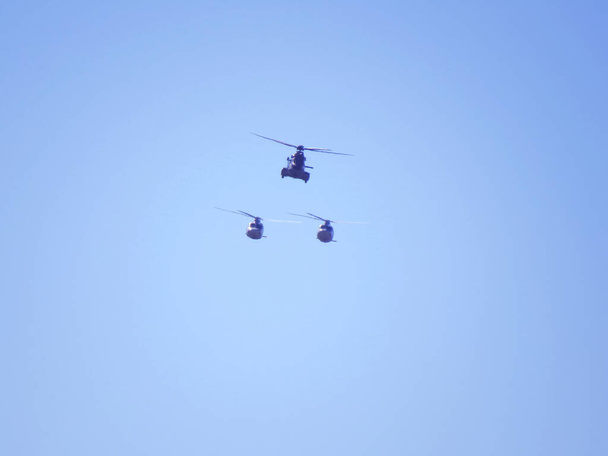 Elicotteri che volano in formazione in cielo aperto. Silhouette di tre elicotteri dell'Aeronautica Militare spagnola. - Foto, immagini