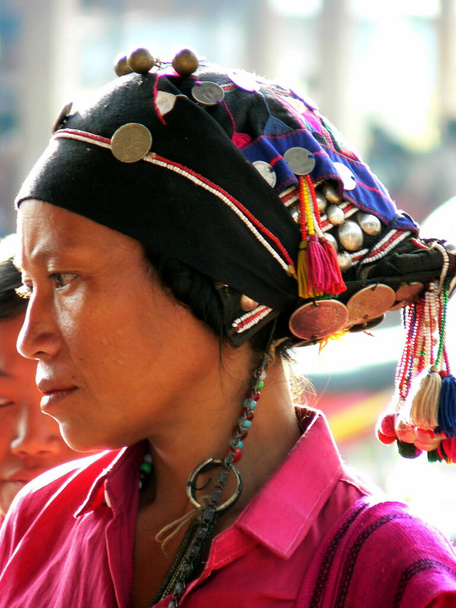 Одяг жінки з племені Акха в дивовижному традиційному головному уборі, Лаос. Фотографія високої якості - Фото, зображення