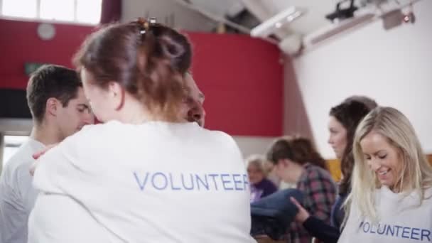 Dois trabalhadores voluntários encontram-se depois de muito tempo
 - Filmagem, Vídeo