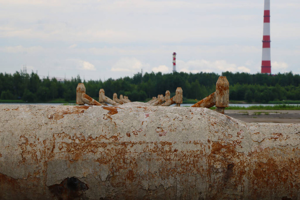 Παλιοί σκουριασμένοι σωλήνες μη λειτουργίας για την ψύξη βιομηχανικού νερού σε σταθμό ηλεκτροπαραγωγής ή πυρηνικό σταθμό ηλεκτροπαραγωγής - Φωτογραφία, εικόνα