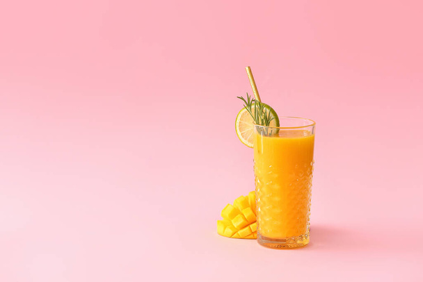 Szklanka smacznego mango smoothie na tle koloru - Zdjęcie, obraz
