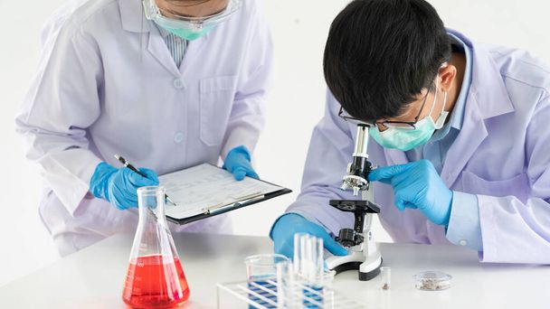 Команда науковців медичних досліджень або дослідників лабораторного пальто тестування їх експерименту в сучасній лабораторії
 - Фото, зображення