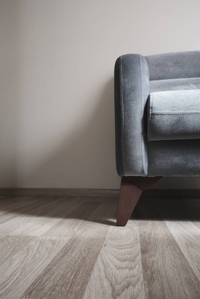 Kolorowe zdjęcie pojedynczego siedzenia i symbol minimalizmu. Stare vintage i retro stylu pojedyncze krzesło stojące na drewnianej podłodze i jego nogi wykonane z drewnianego materiału. Mała i jedna poduszka na siedzeniu. - Zdjęcie, obraz