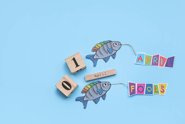 Paperi kalat ja kalenteri päivämäärä huhtikuu Fools Päivä väri tausta - Valokuva, kuva