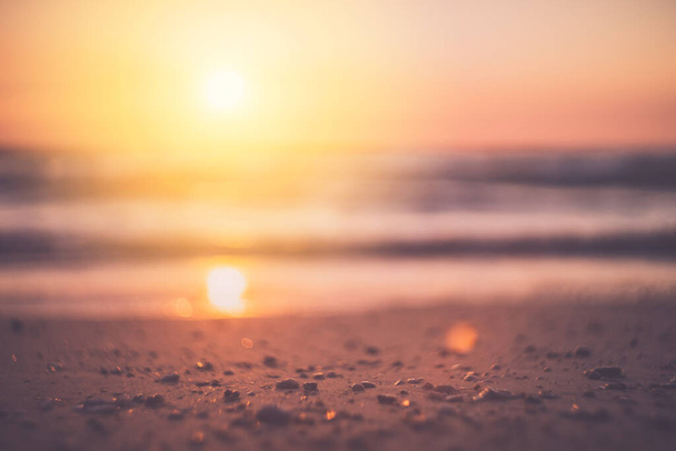 Trópusi strand sima hullám és naplemente ég elvont háttér. Másolja le a tér üzleti nyári vakáció és utazási kaland koncepció. Vintage hangszűrő hatás színes stílus. - Fotó, kép