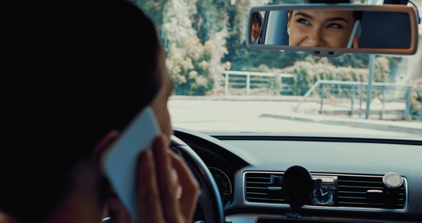 onnellinen nainen ajaa autoa ja puhuu älypuhelimella  - Valokuva, kuva