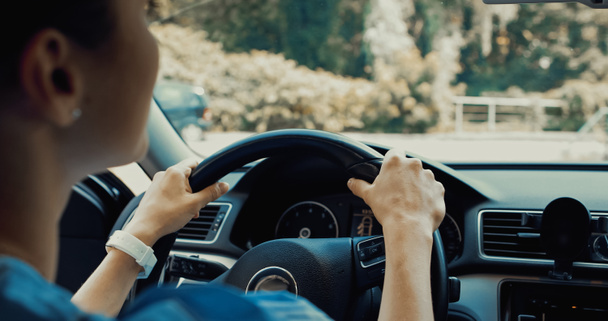giovane donna che tiene il volante durante la guida auto - Foto, immagini