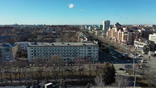 Europa, Poltava, Ucrania - Marzo 2021: Vista aérea de la ciudad. Lugares de interés de la ciudad desde arriba. - Metraje, vídeo