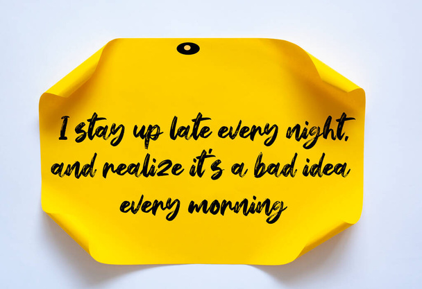 Inspirerend motiverend citaat. Ik blijf elke nacht laat op, en besef dat het elke ochtend een slecht idee is.. - Foto, afbeelding