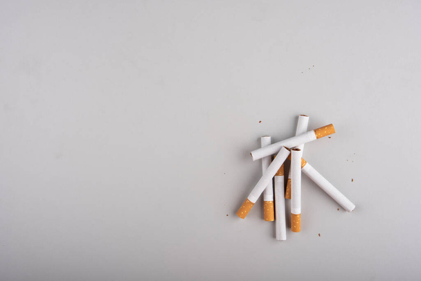 cigaretta fehér háttér - Fotó, kép