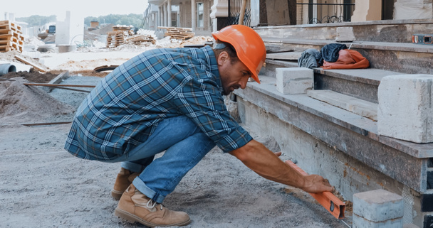 Bauarbeiter hält Baustelle in Schutt und Asche - Foto, Bild