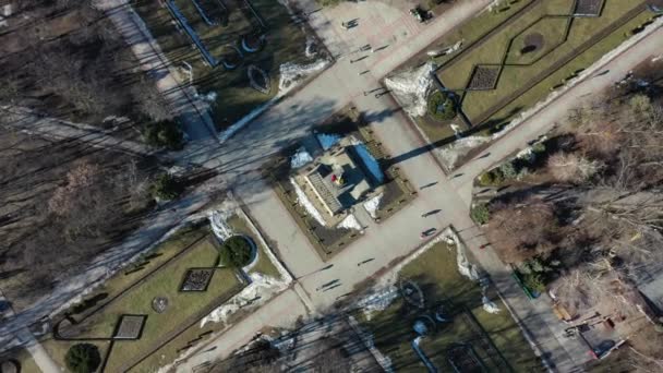 Europa, Poltava, Ucrania - Marzo 2021: Vista aérea de la ciudad. Lugares de interés de la ciudad desde arriba. Monumento a la Gloria - Metraje, vídeo