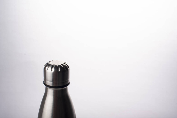 Butelka metalowa na białym tle, kolba ze stali nierdzewnej - Zdjęcie, obraz