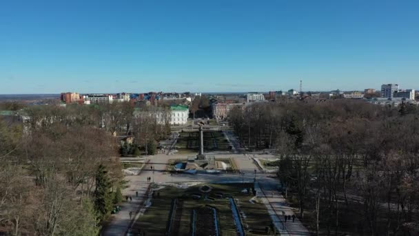 ヨーロッパ、ポルタヴァ、ウクライナ- 2021年3月:都市の空中ビュー。上から街の光景。栄光の碑 - 映像、動画