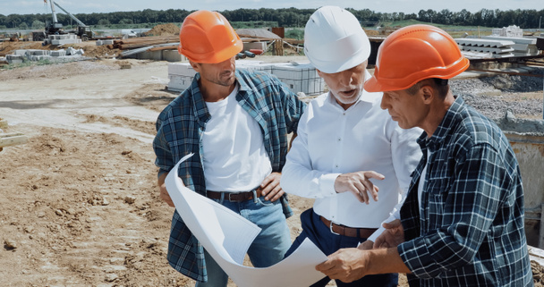 Mühendis ve inşaatçılar inşaat alanının planını tartışıyorlar - Fotoğraf, Görsel