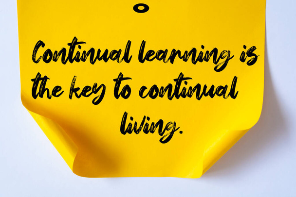 Cita motivacional inspiradora. El aprendizaje continuo es la clave para una vida continua. - Foto, Imagen