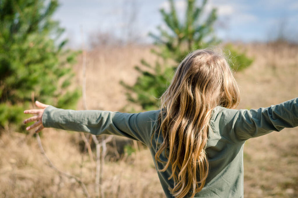 маленький подросток с открытыми руками дышит свободно в природе - Фото, изображение