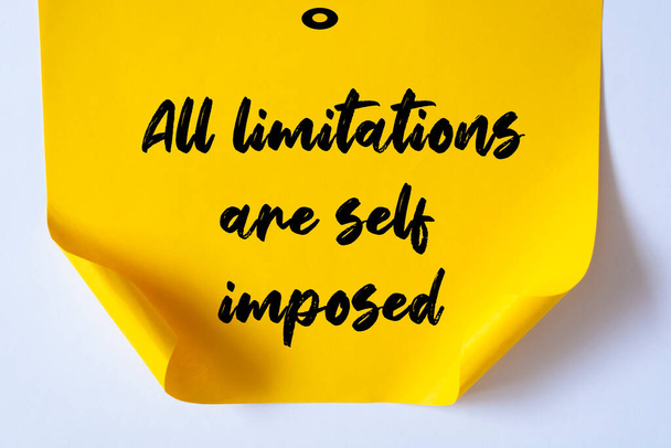 Cita motivacional inspiradora. Todas las limitaciones son auto impuestas.  - Foto, Imagen