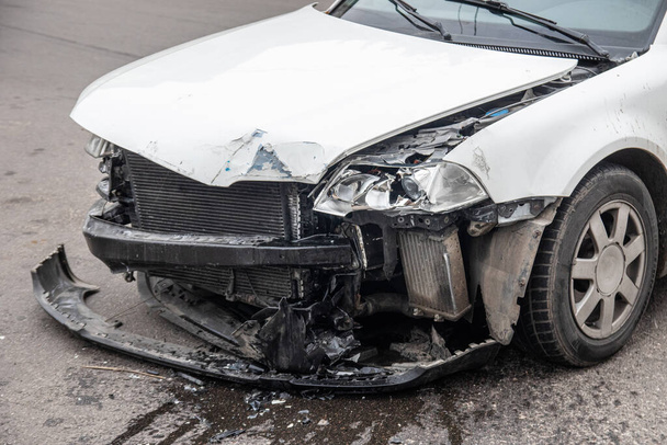 Incidente stradale. fracassato auto dopo collisione auto - Foto, immagini