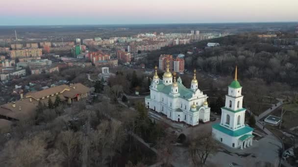 Europa, Poltava, Ucrania - Marzo 2021: Vista aérea de la ciudad. Lugares de interés de la ciudad desde arriba. El edificio de la Catedral de la Santa Asunción - Metraje, vídeo