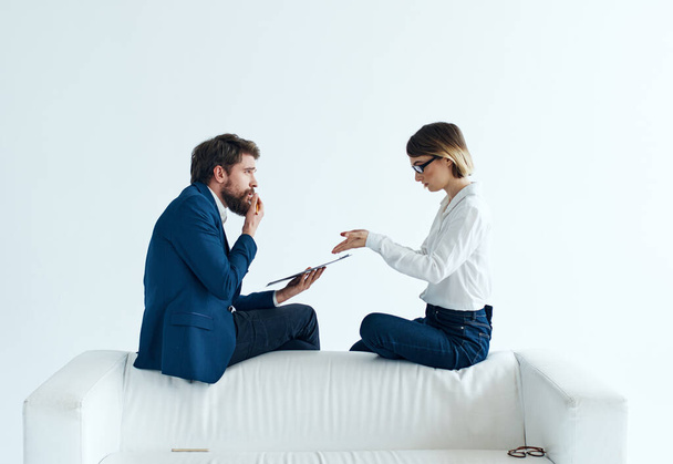 Mujer y hombre están sentados en el sofá en trajes documentos personal de psicología - Foto, Imagen