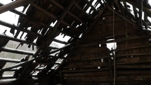Zniszczony drewniany dach starego wiejskiego domu - Materiał filmowy, wideo