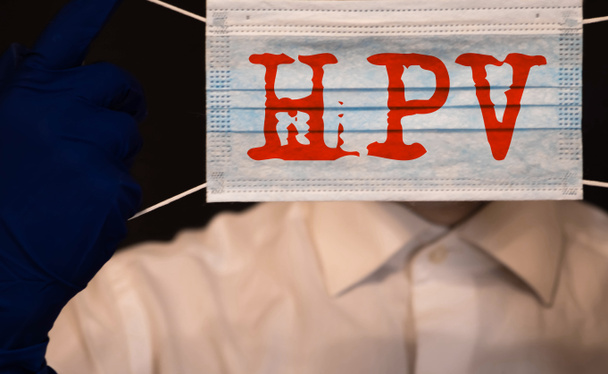 Doctor sosteniendo un estetoscopio y palabra VPH sobre fondo gris. concepto saludable. - Foto, Imagen