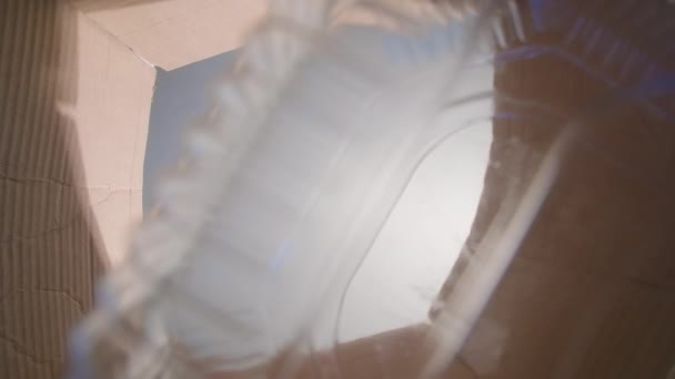 Filmik człowieka wyjmującego plastikowe śmieci do recyklingu, widok z dołu - Materiał filmowy, wideo