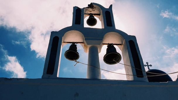Trzy dzwony Fira w Santorini, Grecja - Zdjęcie, obraz