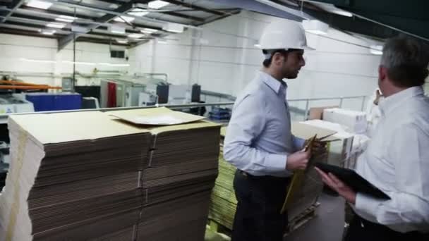 Reifer Lagerleiter und Mitarbeiter prüfen Lagerbestände und Inventar - Filmmaterial, Video