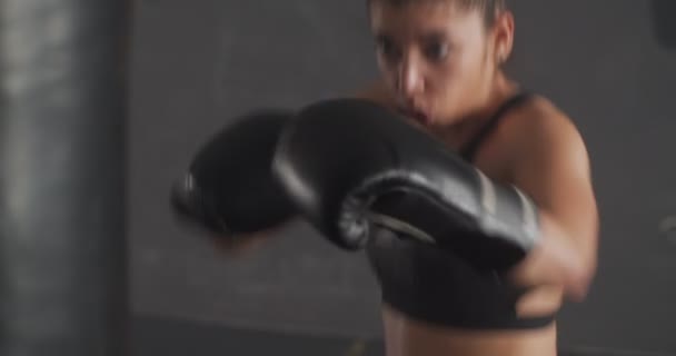 een meisje boksen in de sportschool - Video