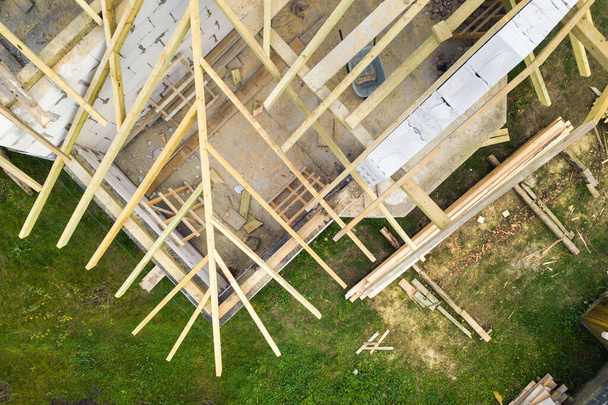 Vue aérienne d'une maison privée avec murs en briques de béton aéré et cadre en bois pour le futur toit. - Photo, image