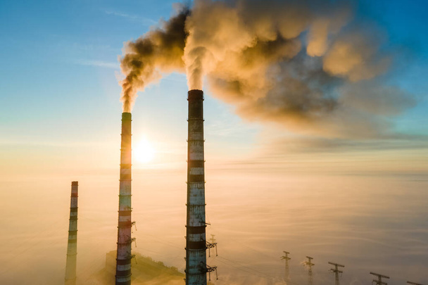 Αεροφωτογραφία του σταθμού παραγωγής ηλεκτρικής ενέργειας άνθρακα υψηλής σωλήνες με μαύρο καπνό κινείται προς τα επάνω ρυπογόνο ατμόσφαιρα κατά τη δύση του ηλίου. - Φωτογραφία, εικόνα