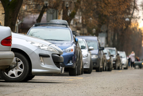 Autos, die am Straßenrand der Stadt in einer Reihe geparkt sind. - Foto, Bild