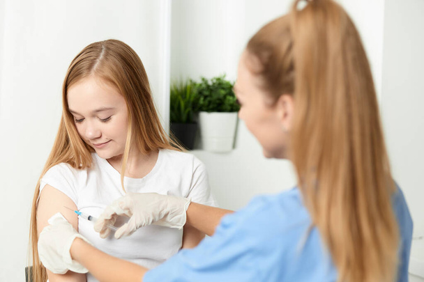 žena lékař dávat injekci pro dívky ruční očkování zdraví - Fotografie, Obrázek