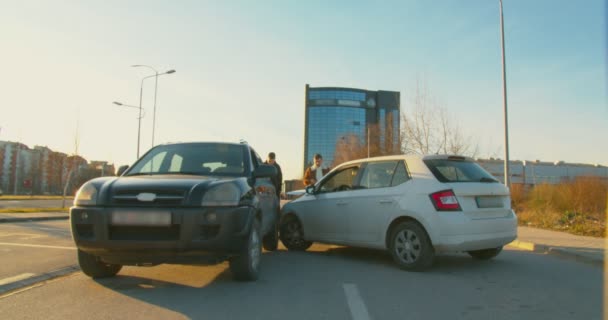 Чоловік перевіряє вм'ятини в автокатастрофі
 - Кадри, відео