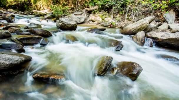 Zeitraffer des Maeya-Wasserfalls im Doi Inthanon Nationalpark, Chiangmai Provinz Thailand - Filmmaterial, Video