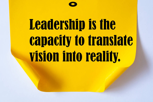 Вдохновляющая мотивационная цитата. Лидерство - это способность воплотить видение в реальность.  - Фото, изображение