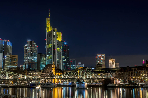 De skyline van Frankfurt 's nachts op een koude dag in de winter. - Foto, afbeelding