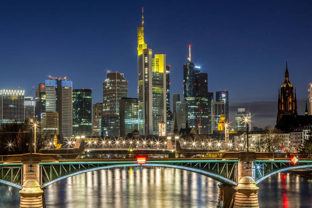 Die Skyline von Frankfurt bei Nacht an einem kalten Wintertag. - Foto, Bild
