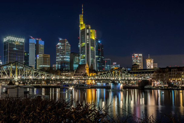 Panorama Frankfurtu nad Mohanem v noci v chladném zimním dni. - Fotografie, Obrázek