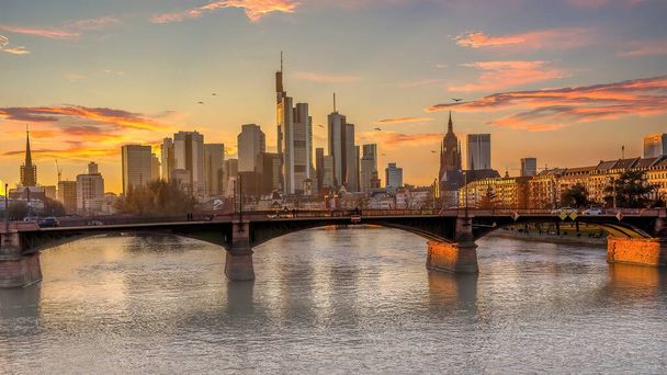 Лінія Франкфурта на заході сонця, вид з моста біля річки Мейн в холодний день взимку. - Фото, зображення