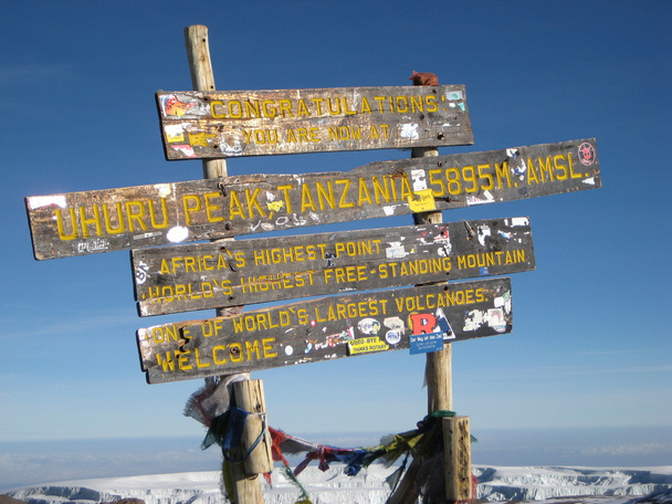widok ze szczytu Kilimandżaro uhuru, dach Afryki, najwyższa góra Afryki. - Zdjęcie, obraz