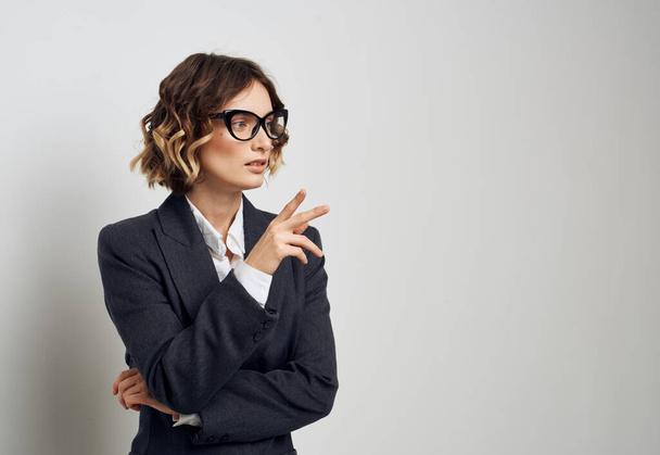 Mujer en traje clásico gafas de pelo corto modelo de negocios finanzas. - Foto, Imagen