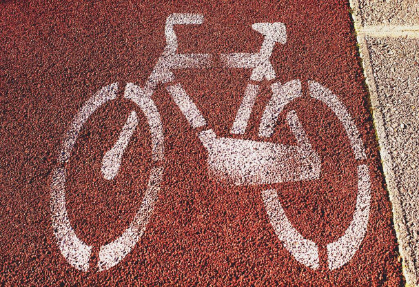 Ζωγραφισμένο σύμβολο ενός ποδηλάτου στο δρόμο, έννοια της λωρίδας ποδήλατο στην πόλη - Φωτογραφία, εικόνα