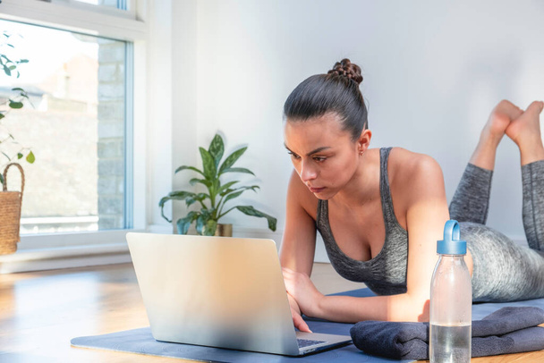 mulher atraente olhando no laptop th após seu treinamento - Foto, Imagem
