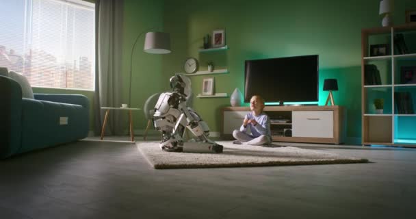 Mädchen spricht mit Roboterfreund zu Hause - Filmmaterial, Video