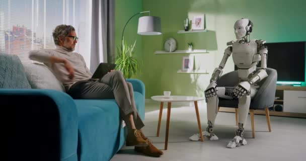 Kypsä mies ohjaa robotti kotona - Materiaali, video