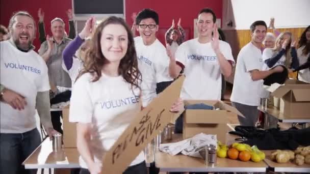 Travailleurs caritatifs acceptant des dons de nourriture et de vêtements de membres de la communauté
 - Séquence, vidéo