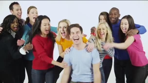 multi etnische groep van mensen die zich samen in felgekleurde casual kleding en plezier - Video